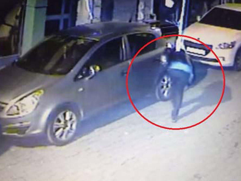 14 avtomobilin təkərini deşən iki gənc kameralara düşdü - VİDEO 