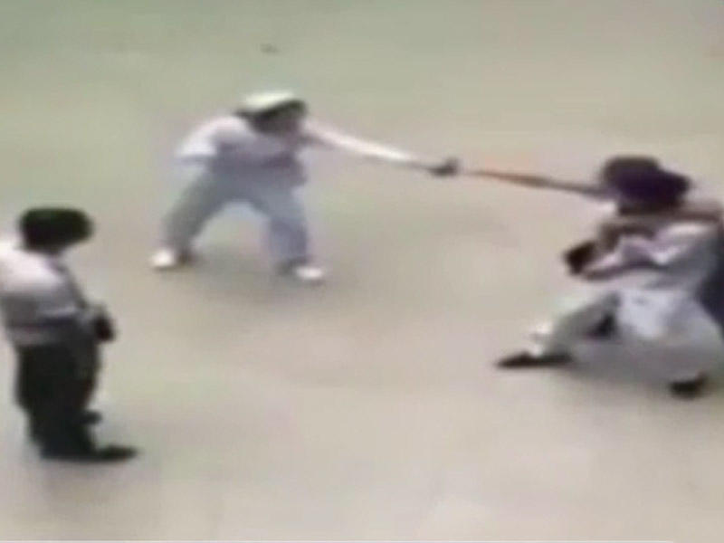 Xəstəxanada silahlı şəxs həkimi əsir götürdü - VİDEO