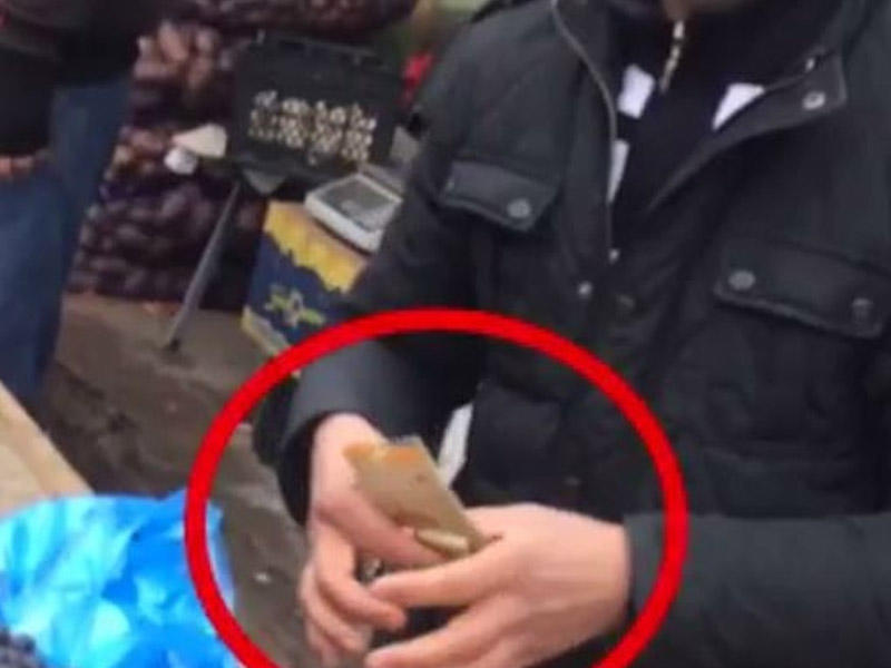 Bakının məşhur bazarında alıcıları belə aldadırlar - VİDEO