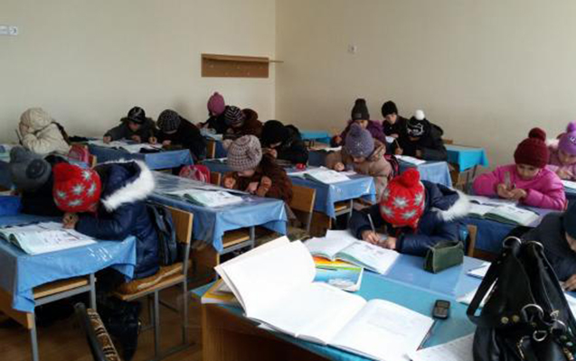 Məktəb təmirli olsa da, şagirdlər donur...