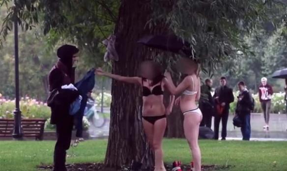 Milyarderin nəvəsi pul qarşılığında insanları soyundurdu - fotolar