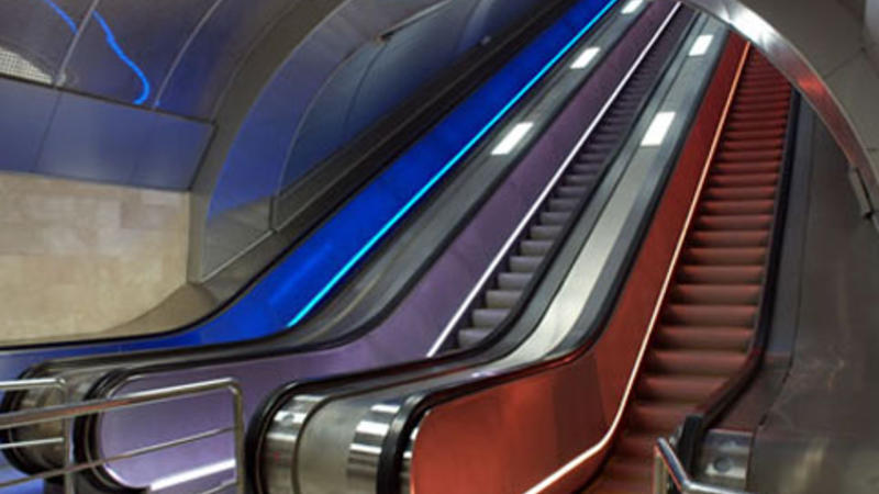 Bu stansiyada eskalator təmirə dayanır