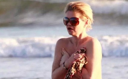 İTV-nin 42 yaşlı ulduzu çimərlikdə biabır oldu - FOTO