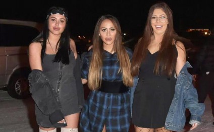 Qarlı havada küçəyə açıq-saçıq libasda çıxdılar - FOTOlAR