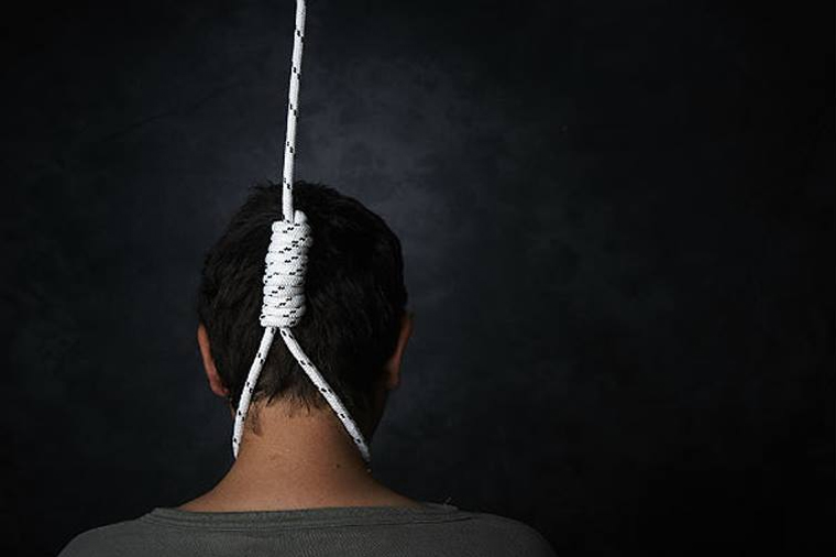 Bakıda 21 yaşlı oğlan özünü asdı