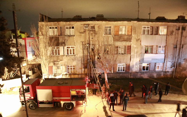 Lökbatanda binada tüstülənmə - Sakinlər təxliyə olundu + Fotolar
