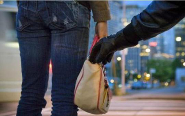 Qadının çantasını əlindən alıb qaçan yaxalandı