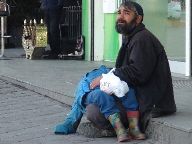 Ata şəhərin mərkəzində oğlunu dərmanla yuxuladıb, diləndi - VİDEO