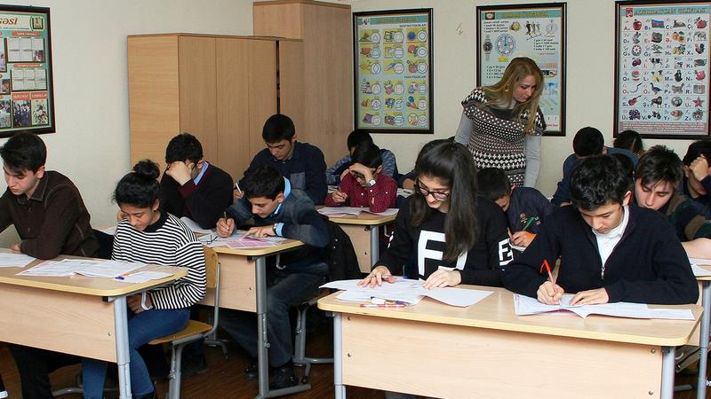 Məktəbdə DƏHŞƏTLİ HADİSƏ: direktor şagirdlərlə yatmaq üçün bunu edirmiş…