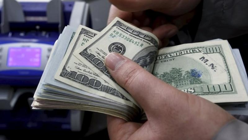 Bakı Hava Limanında QƏRİBƏ OLAY: 16 min dolları sərnişinlərə payladı ki...