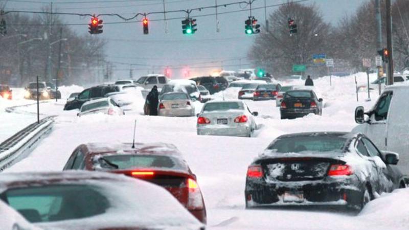 İsmayıllıda güclü qar və çovğun var: yol bağlandı, avtomobillər qarda batdı