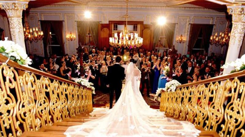 Ən qəribə toylar: bəylə gəlin restorana lüt gəldi, suda... - VİDEO