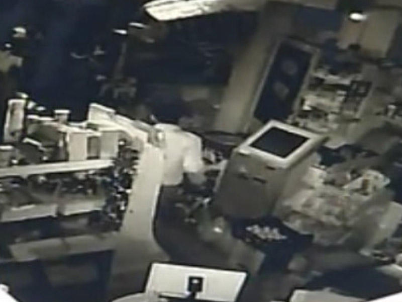 İş başında yaxalanan oğru polisə bıçaq çəkdi - VİDEO