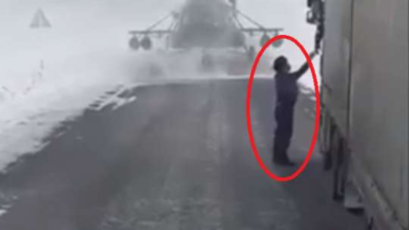 QƏRİBƏ HADİSƏ - Helikopter avtomobil şossesinə enib, yolu soruşdu - VİDEO