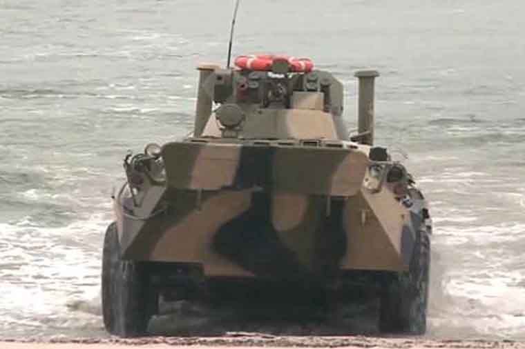 Moskvadan ABŞ-a sərt cavab — Üzən tanklar sahilə çıxdı