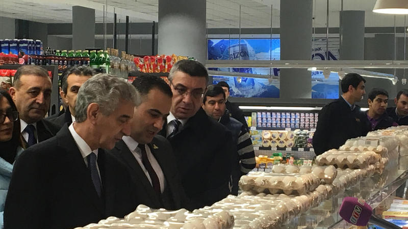 Baş nazirin müavini ticarət mərkəzlərini gəzdi - FOTOLAR