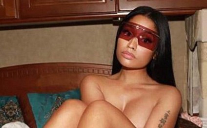 Populyar müğənni yarıçılpaq fotolarını yaydı - FOTO