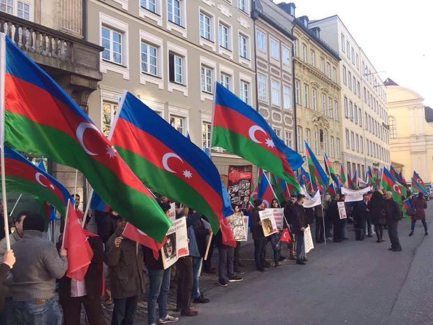 Azərbaycanlılar Münhendə etiraz aksiyası keçiriblər – FOTO