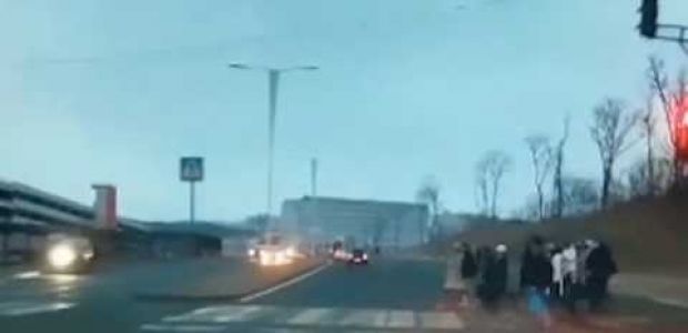 Sürücü piyada keçidində bir neçə nəfəri əzib keçdi – VİDEO