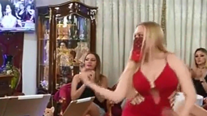 Çılpaq qız erotik hərəkətləri ilə 61 yaşlı DİN XADİMİNİ BİHUŞ ETDİ - VİDEO