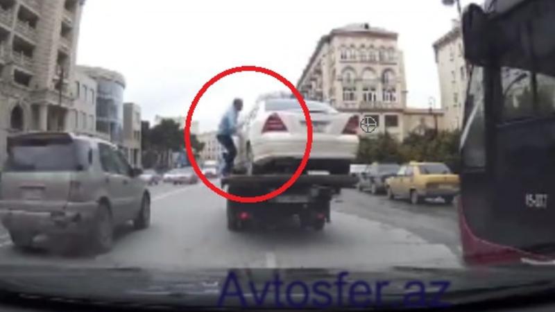 Bakıda maşınını evakuator aparan sürücü görün nələr etdi - VİDEO