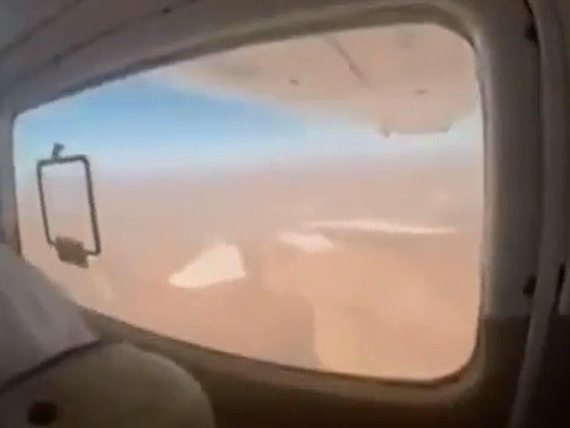Təyyarədə QORXUNC OLAY - Sərnişin şüşəsin açıb... - VİDEO
