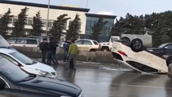 Bakı-Sumqayıt yolunda qəza: avtomobil qəfildən aşdı - VİDEO