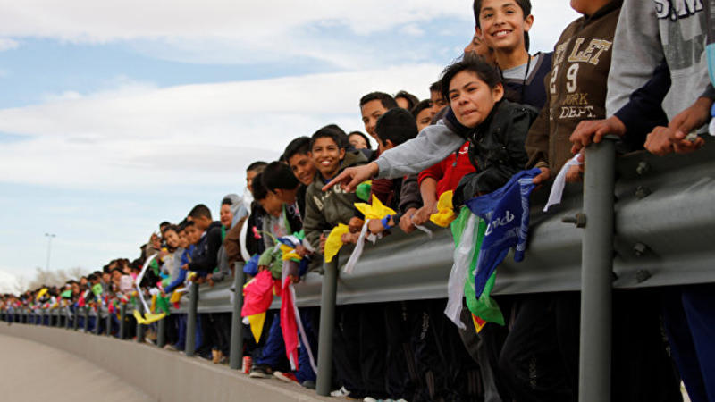 İki dövlətin sərhədində canlı divar yaradıldı