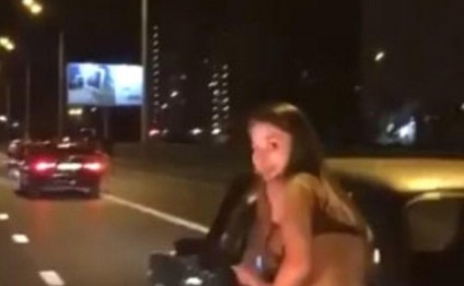 Qaranlıq düşən kimi şəhərdə alt paltarında gəzən qızlar peyda olur - FOTO