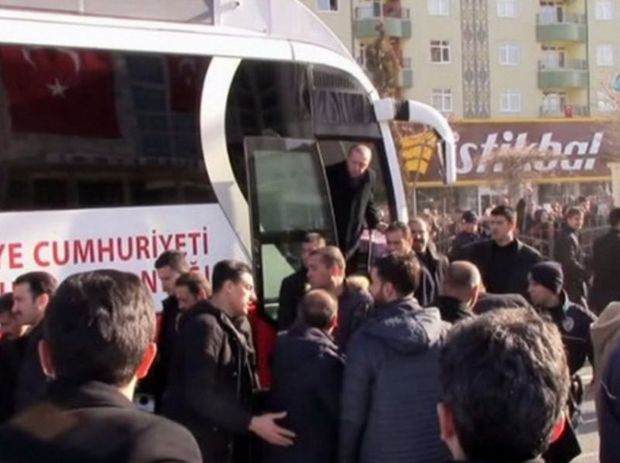 İçində Ərdoğanın olduğu avtobus prezidentin mühafizəçisini vurub – VİDEO