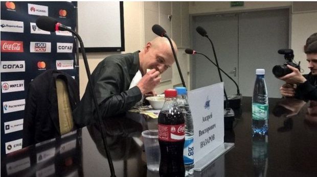 Belaruslu jurnalist qəzetini yedi – VİDEO