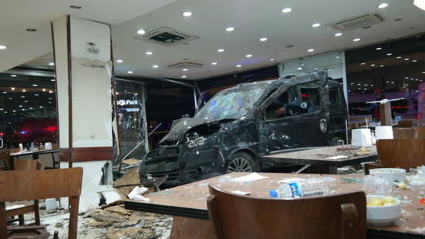 Avtomobil restorana girdi: Müştərilərin üzərinə sürdü – FOTO