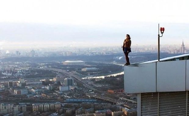 Dünyanın ən riskli şəkillərini çəkdirən gənc – FOTO
