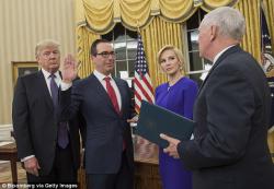 ABŞ-ın maliyyə nazirin arvadının yarıçılpaq fotoları yayıldı