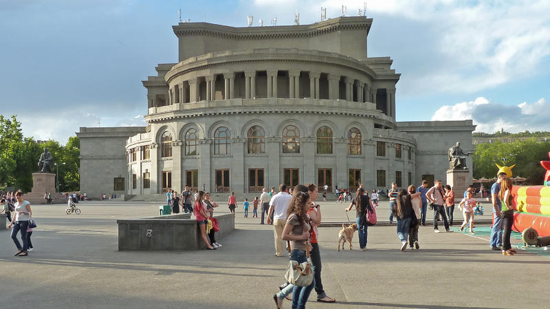 Bakı haqqında kitab İrəvanda satışa çıxarıldı - Ermənistanı qorxuya salan HADİSƏ - FOTO