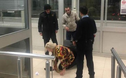 Sevgilisini gömrükdən çamadanda keçirmək istədi