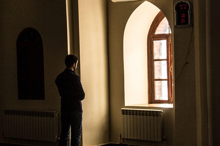 Məscidə pəncərədən girdilər, 