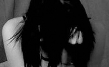 Kosmetika mağazasında QALMAQAL: 17 yaşlı qızı yoxlamaq üçün oğlanların yanında soyundurdular