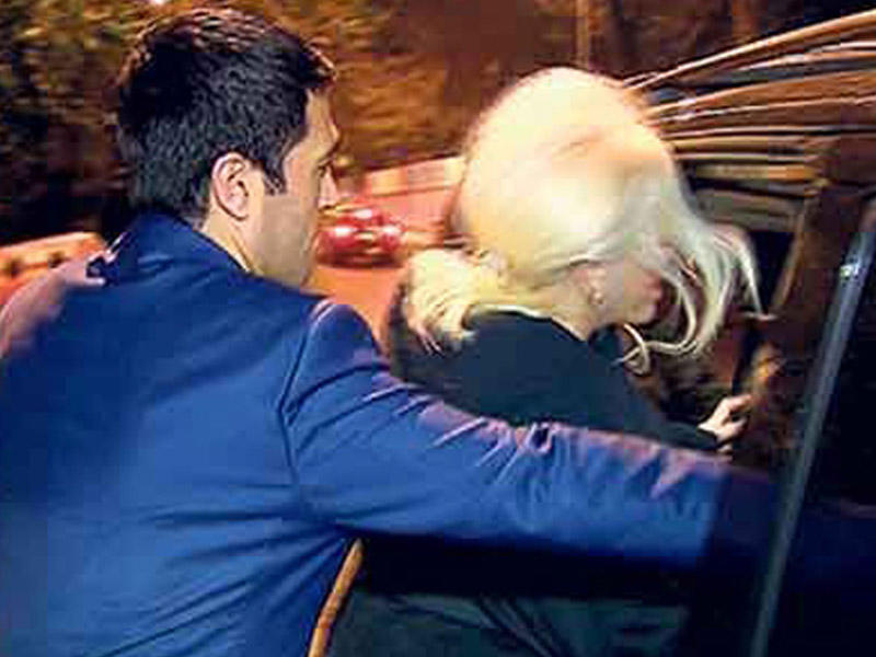 Ajda Pekkan ayaq üstə dura bilmir - FOTO