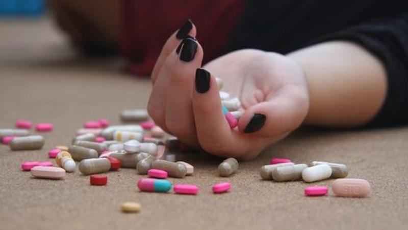 İki uşaq anası özünü öldürmək istədi