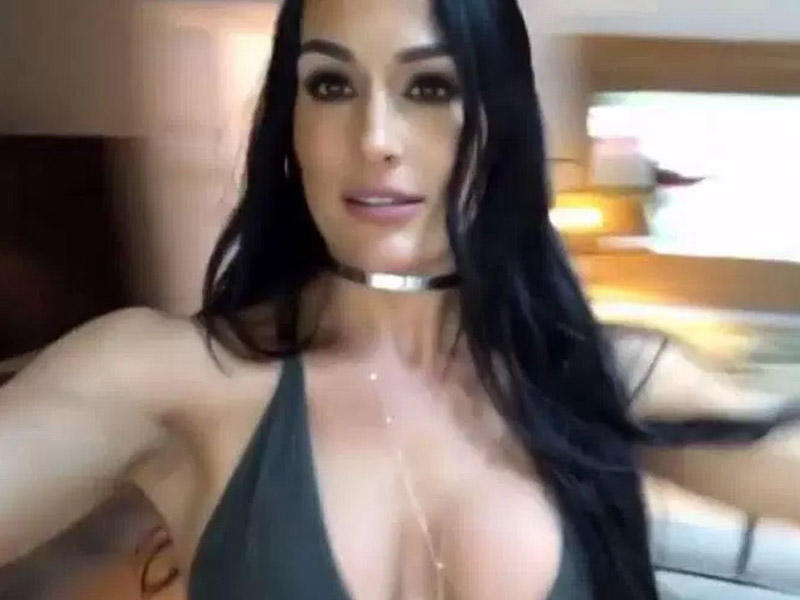 Məşhur güləşçi yarıçılpaq VİDEOsu ilə gündəm oldu