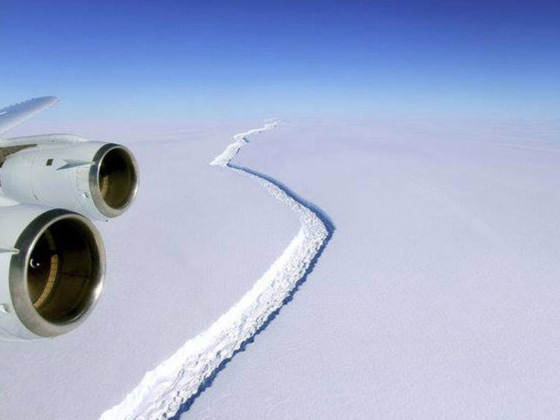 Dünya TƏHLÜKƏDƏ: Antarktida yarıldı - VİDEO