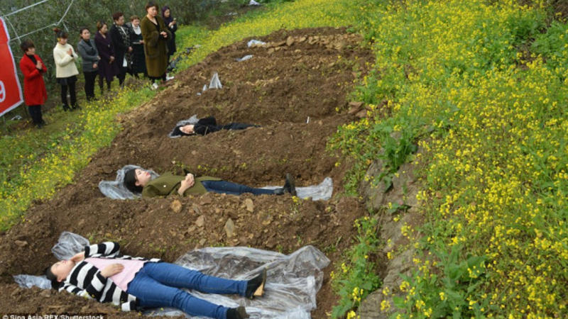 Burada boşanan qadınları diri-diri QƏBİRƏ SALIRLAR - TƏSƏVVÜREDİLMƏZ ADDIM - FOTOLAR