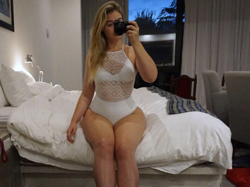 Yataq otağından çılpaq fotolarını paylaşdı: 