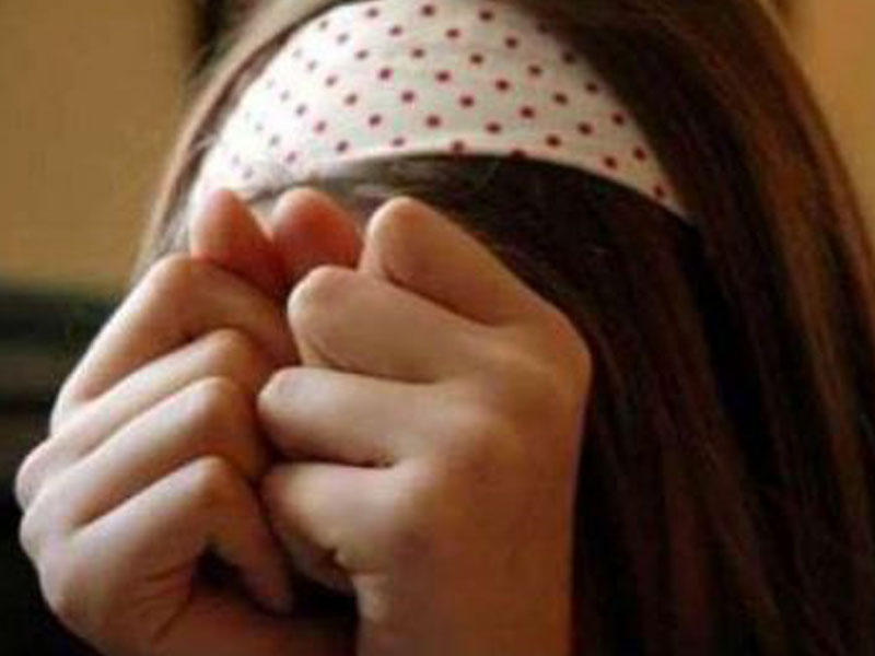 14 yaşlı qız anasının sevgilisi tərəfindən zorlandı