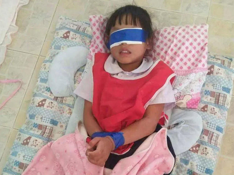 Müəllim kağızı cırdığına görə 5 yaşlı qızı belə cəzalandırdı - FOTO