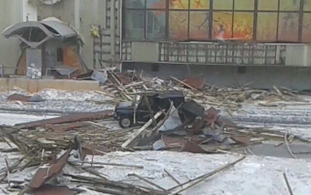 Bakıda dəhşət: Göydən şifer parçaları tökülür – VİDEO