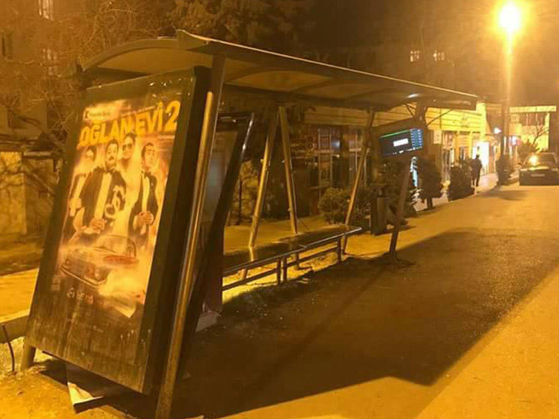 Bakıda taksofon yerindən çıxdı, avtobus dayanacağı aşdı - FOTOLAR