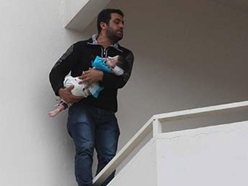17 aylıq xəstə körpəsini binadan atmaq istədi - FOTO