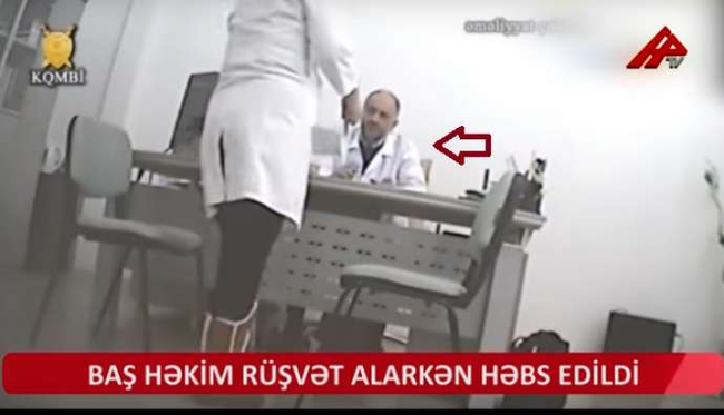 Baş Səhiyyə İdarəsinin Şəhər Narkoloji Dispanserinin baş həkimi  rüşvət alarkən belə həbs edildi - VİDEO